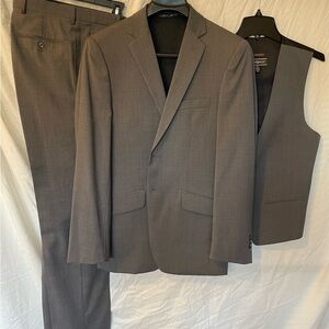 Classic Men's 3 Piece Suit Gray